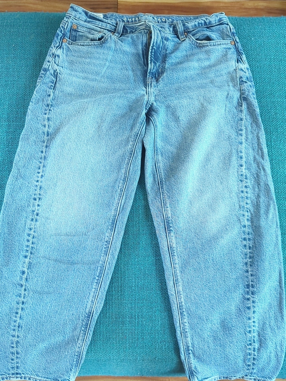 American Eagle Outfitters Light Wash Barrell Leg Jeans Mid Rise